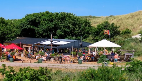 Strandpaviljoen Kaap Hoorn tussen de duinen