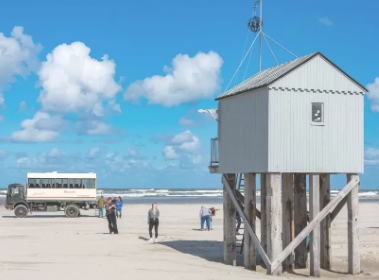 De strandbus en een strandpaviljoen op palen